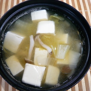 豆腐と白菜としめじの味噌汁